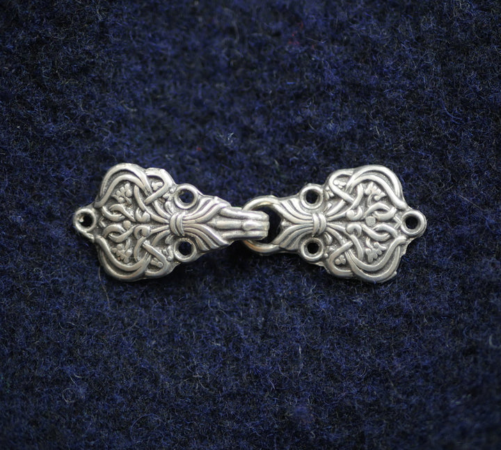 cloak-clasps_bg-36_web_p1730563_fae7b8c9-4cbb-44dc-b065-1a1c353d28dd