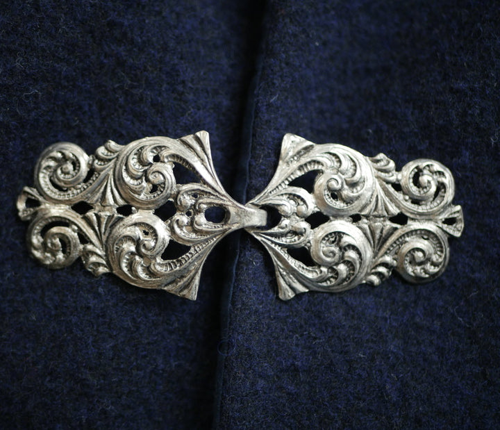 cloak-clasps_bg-36_web_p1730577_9bc40827-91c6-4faf-99a9-a1ecb8ce7ec5